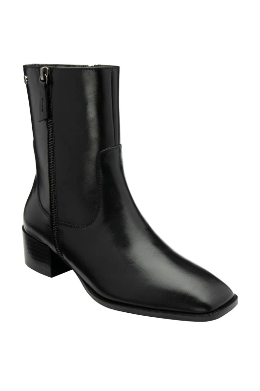 Image of Ravel Womens Black Leather 'Carter' Square-Toe Ankle Boots Size: 6 Black Female 6