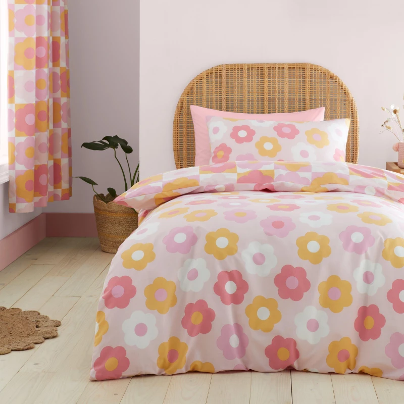 Image of Catherine Lansfield Retro Daisy Duvet Cover and Pillowcase Set Pink