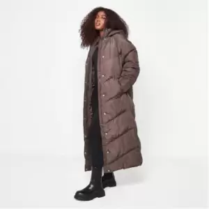 Image of Missguided Recycled Petite Maxi Chevron Puffer Coat - Brown