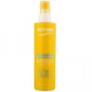 Image of Biotherm Sea Sun Wind Repair Spray Solaire Lacte Light Moisturizing Sun Spray SPF50 200ml