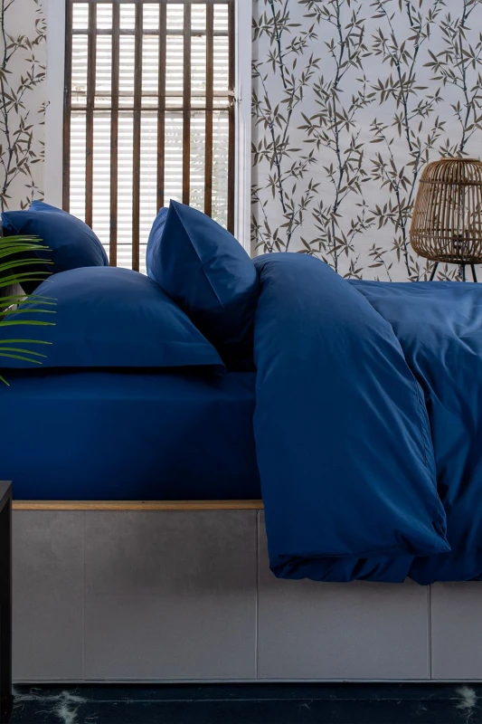 Image of The Lyndon Company The Lyndon Company Luxury 200 Thread Count 100% Cotton Fitted Sheets in Navy Size: Double Fitted Navy Double Fitted Unisex 505499