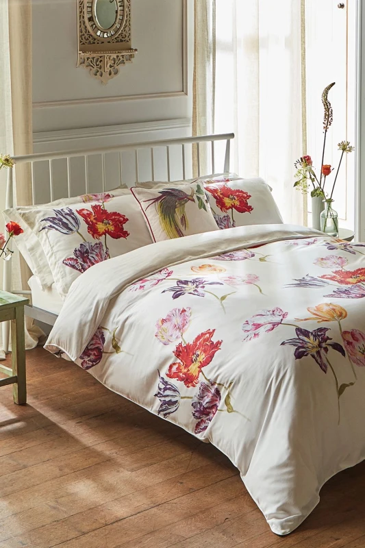 Image of Sanderson Sanderson 'Tulipomania' Cotton Duvet Cover Set in Red Size: Double Red Double Unisex 5016709700702