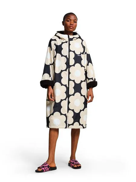 Image of Regatta Womens Orla Waterproof Changing Robe Jacket Coat One Size Black Sixties Daisy RWW431-D5R-ONE