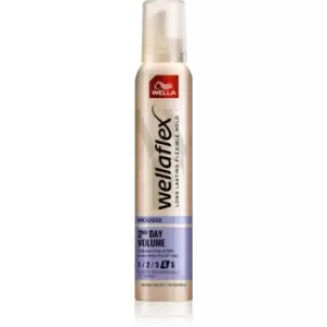 Image of Wella Wellaflex 2nd Day Volume styling mousse with volume effect 200ml