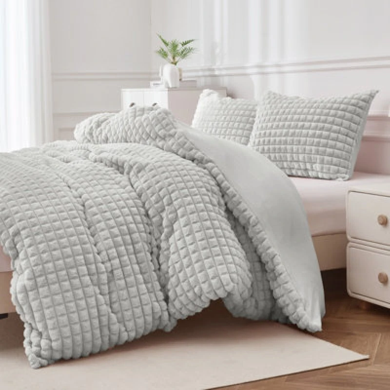 Image of Ezysleep Ezysleep Super Soft Luxury Faux Fur Box Duvet in Silver Size: Single Silver Single Unisex 0721545366788