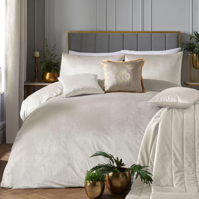 Image of Laurence Llewelyn-Bowen Laurence Llewelyn-Bowen 'Montrose' Luxury Velvet Duvet Cover Set in Ivory Size: Double Ivory Double Unisex 5056734202550