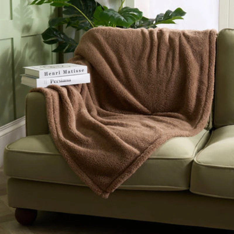 Image of OHS OHS Large Teddy Fleece Throw Blanket in Light Brown Size: 200cm x 240cm Light Brown 200cm x 240cm Unisex 5027434227228
