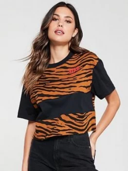 Image of Nike Nsw Essential Panel Ss Tee - Print