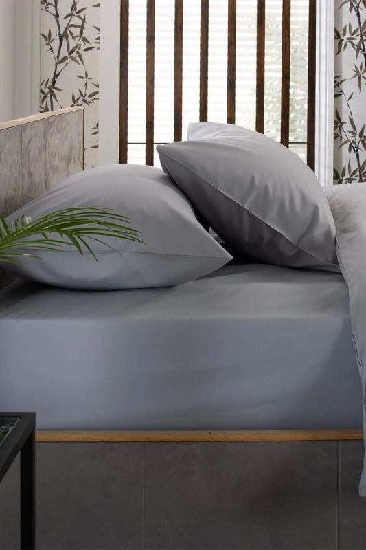 Image of The Lyndon Company The Lyndon Company 200 Thread Count Sateen Oxford Pillowcase in Silver Silver One Size Unisex 5054990057525