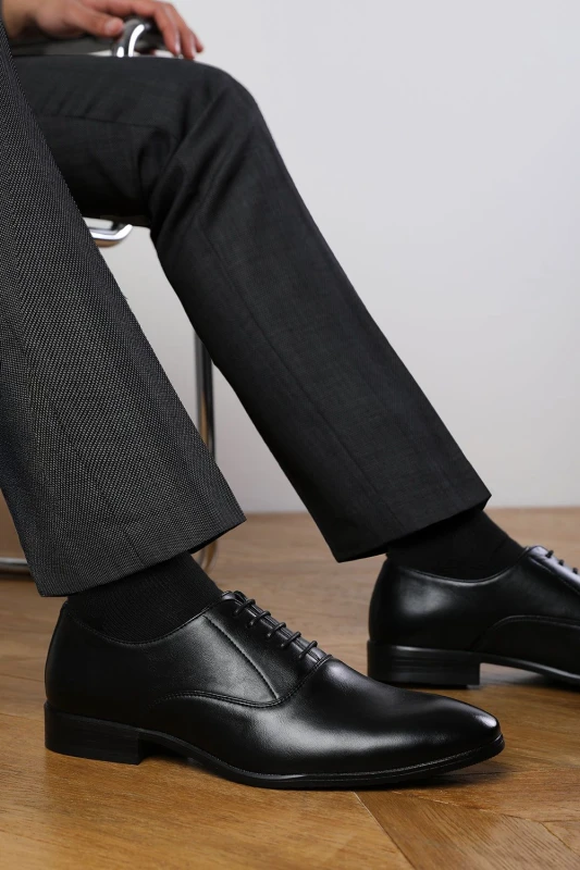 Image of Where's That From Where's That From Men 'Michael' Oxford Lace Up Work Dress Shoes in True Black Size: 7 True Black 7 Male 5059283410100