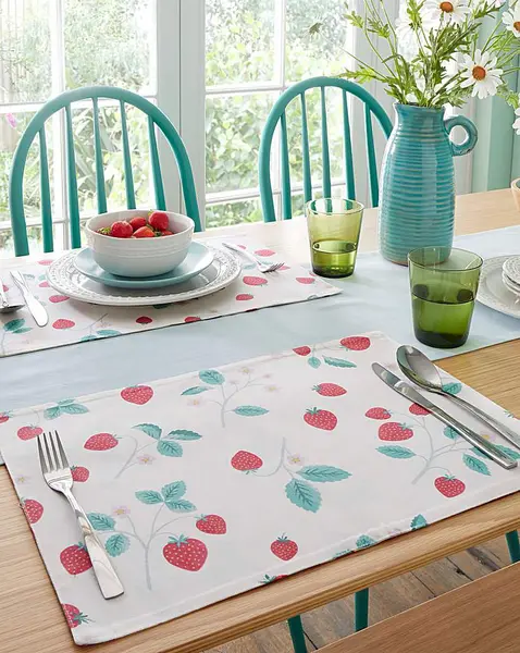 Image of Catherine Lansfield CL Strawberry Garden Placemats White/Pink PO57201