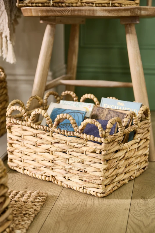Image of Dibor Traditional Style Woven Small Scalloped Water Hyacinth Indoor Storage Basket in Natural Natural Unisex S