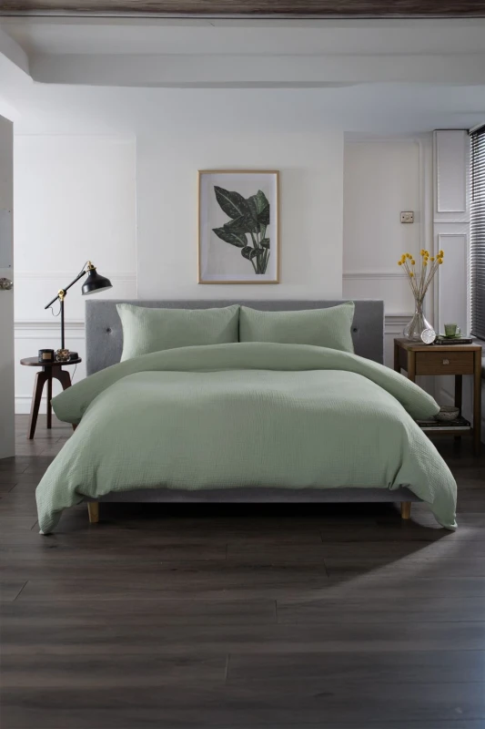 Image of The Lyndon Company The Lyndon Company St Quentin 100% Cotton Reversible Duvet Bedlinen in Green Size: King Green King Unisex 5054990125309
