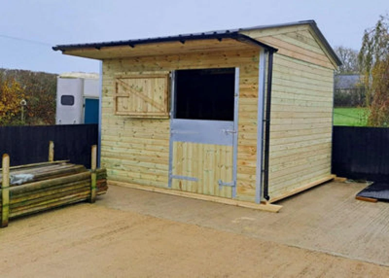 Image of Hunter Stables 12' X 12' Mobile Field Stable Block Apex