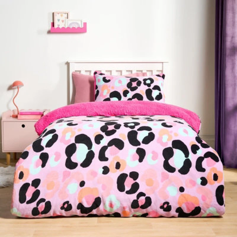 Image of OHS OHS Leopard Sherpa Fleece Reversible Duvet Cover Set with Pillowcase in Lilac Size: Double Lilac Double Unisex 5027434223121