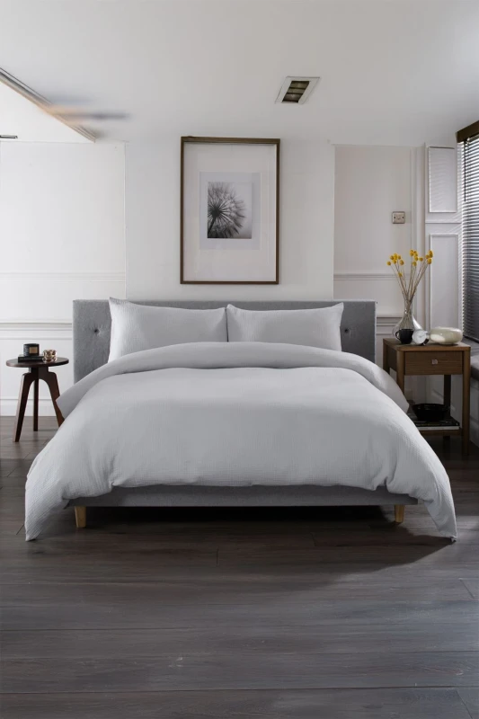 Image of The Lyndon Company The Lyndon Company St Quentin 100% Cotton Reversible Duvet Bedlinen in Grey Size: Super King Grey Super King Unisex 5054990125347